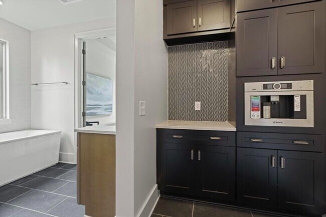 Building Photo - Luxurious 5 Bedroom, 3 Bathroom Home in Mc...