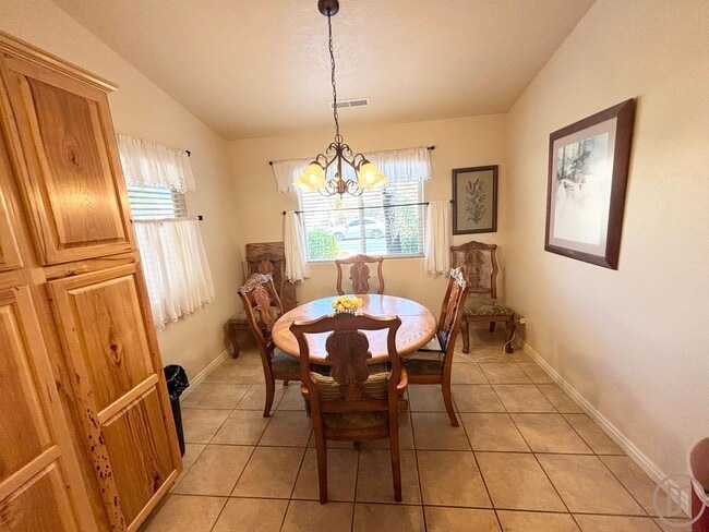 Building Photo - Snow Canyon Home!