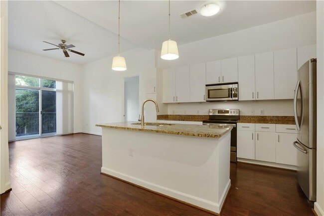 Building Photo - 711 Cosmopolitan Dr NE