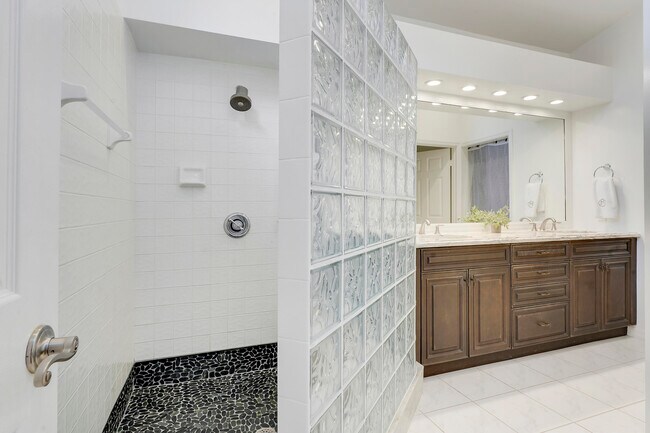 Building Photo - 13810 Cross Pointe Ct