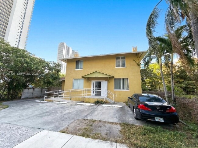 Building Photo - 404 NE 27th St