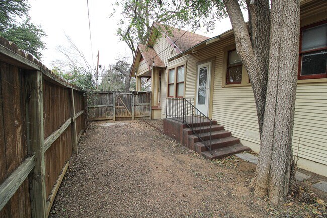 Building Photo - 438 W Rosewood Ave