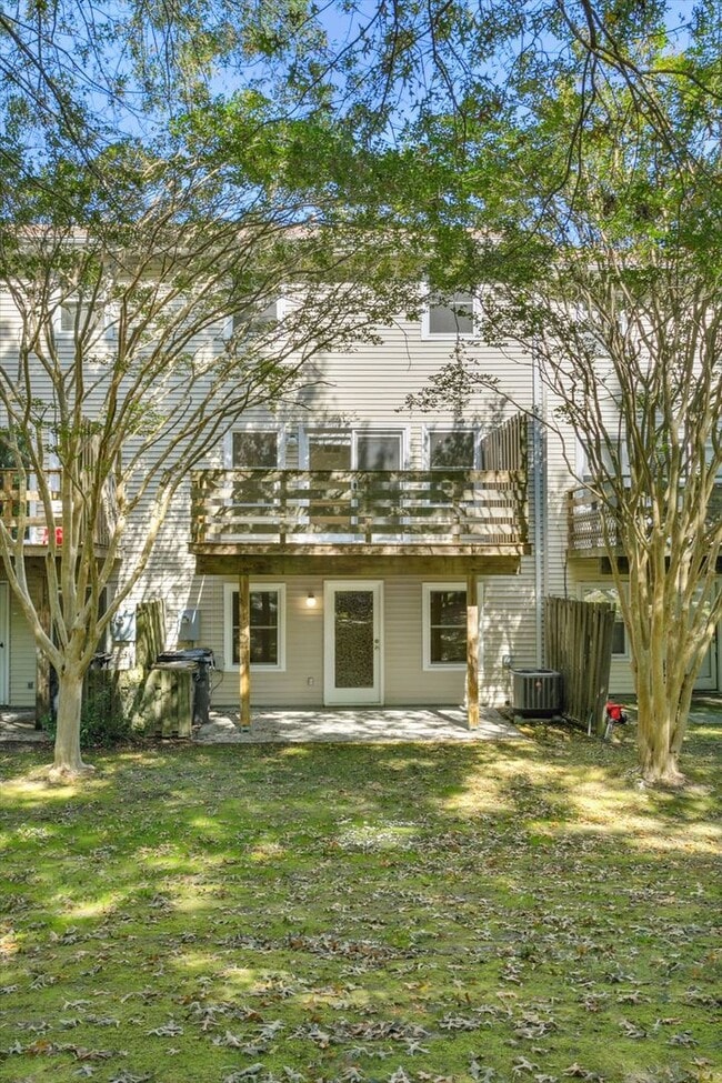 Building Photo - Bright 2 Bedroom Townhome in Williamsburg VA with Finished Lower Level & Private Balcony