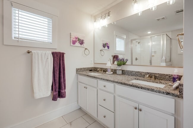 Building Photo - 372 Arch St