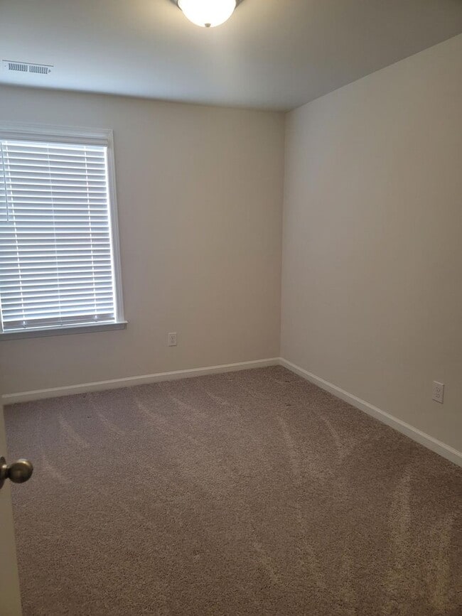 Building Photo - 3 Bed/ 2 full + 2 1/2 baths NEW Boiling Sp...