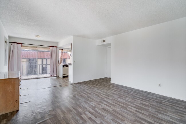 Building Photo - 1 bedroom 1 bath second floor condo  conve...