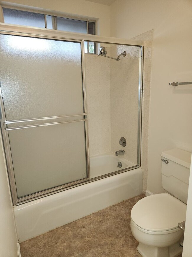 Building Photo - Lovely Home in Oakmont 55+ Senior community