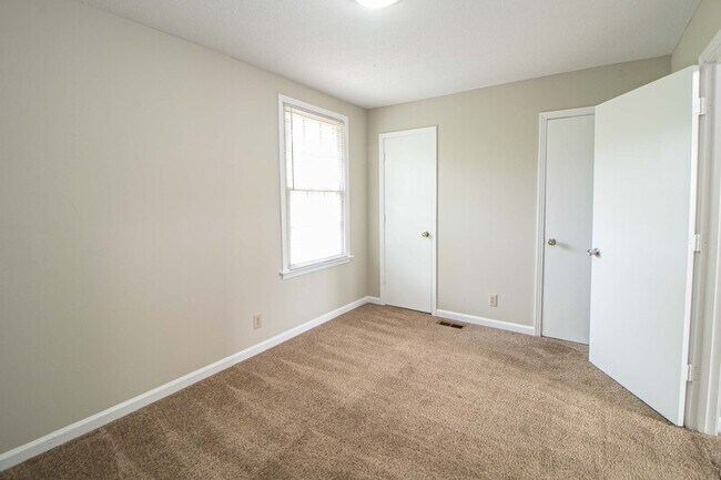 Building Photo - 810-D Golfview Place