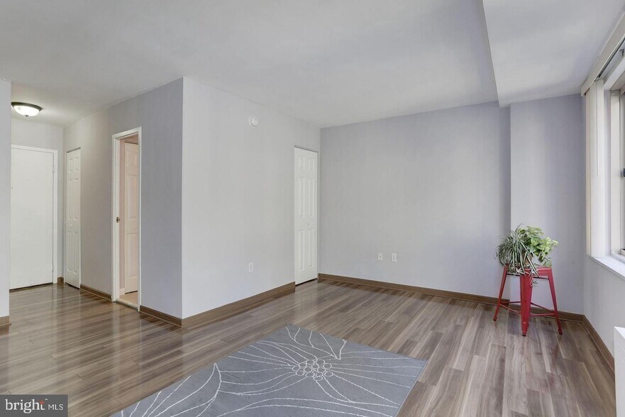 bed area w/o furniture - 922 24th St NW
