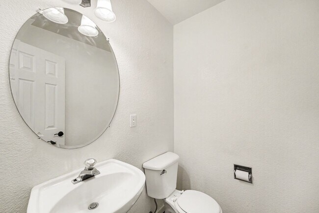 Building Photo - Spacious 3 Bed 2.5 Bath in the heart of Aurora!