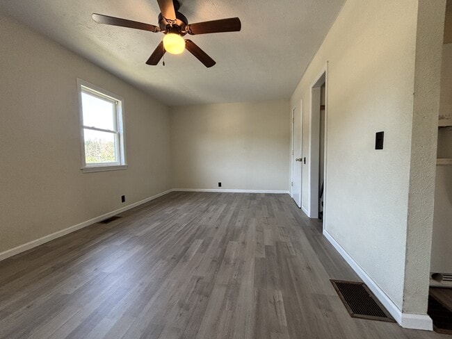 Building Photo - 941 Vista Ln