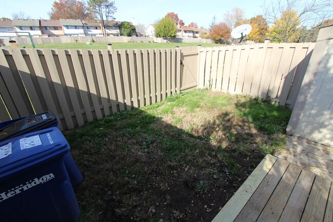 Building Photo - Recently Renovated Townhouse close to Rest...