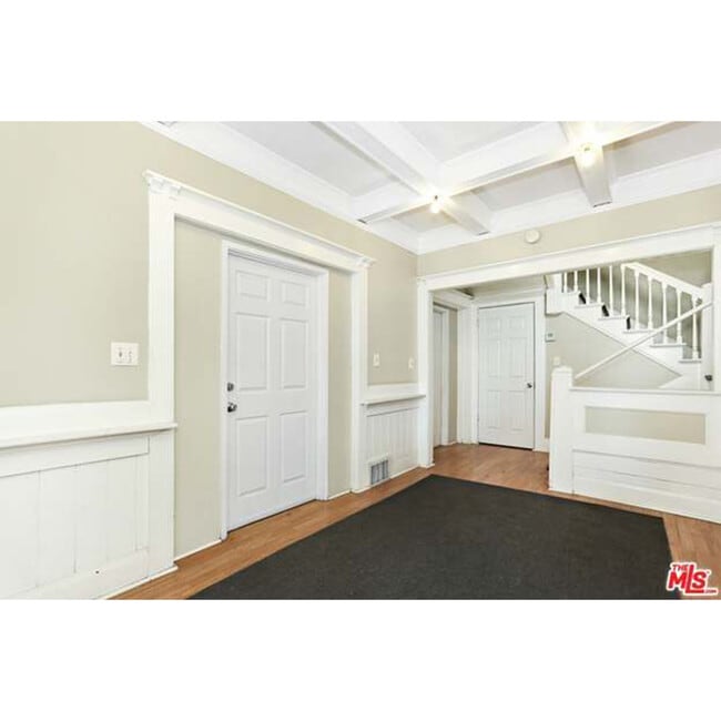 The Brae Entryway - 230 N Bonnie Brae St