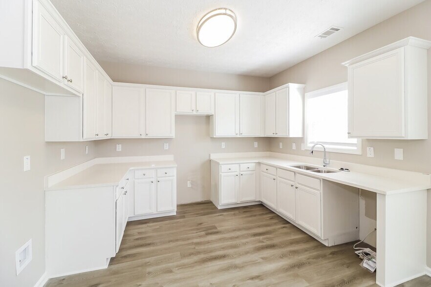 Building Photo - 698 Clairidge Elm Trail SW