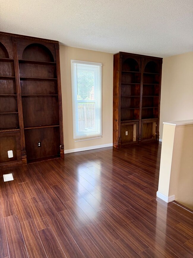 Building Photo - 3 Bed/1.5 Bath House For Rent with 2 Car Garage!
