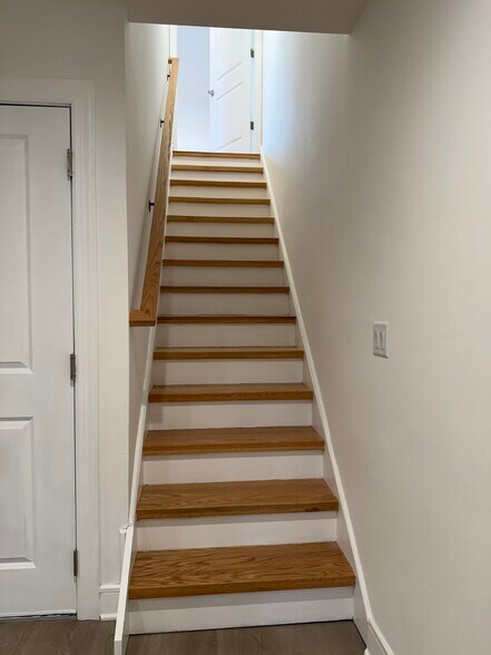 Building Photo - 370 Semel Ave