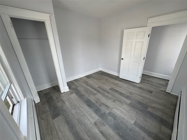 Building Photo - 28 Emma St