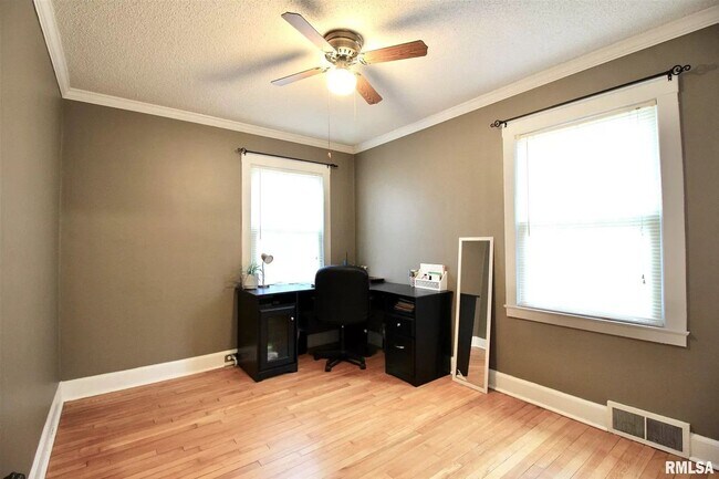 Building Photo - Beautiful 2 bed 1 bathroom home in Rock Island!