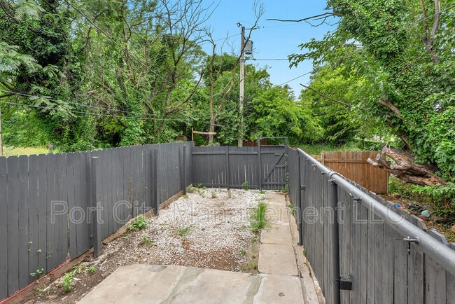 Building Photo - 1806 Aiken St