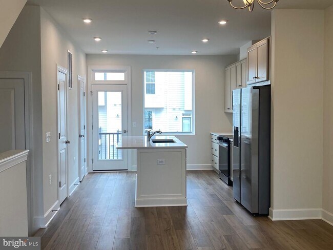 Building Photo - 600 Watermans Dr