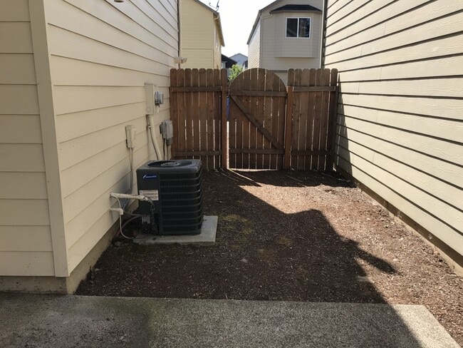 Building Photo - ONE MONTH FREE OF RENT!! Well Maintained, High Ceilings, Bonus Room, Great Location!