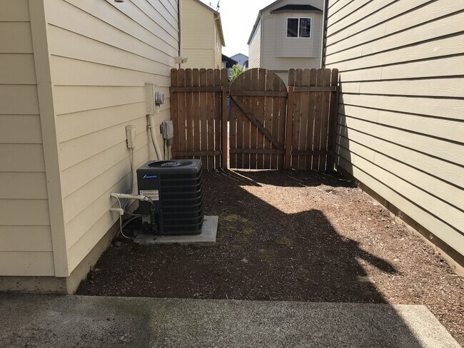 Building Photo - Well Maintained Spacious 4 BD Home with Gr...