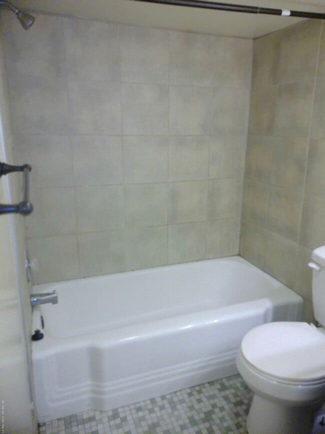 Building Photo - AVAILABLE 7/1/26 - Beautiful 5 Bedroom Sin...