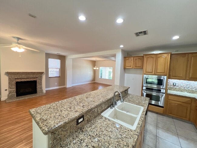 Building Photo - Northwest Bakersfield