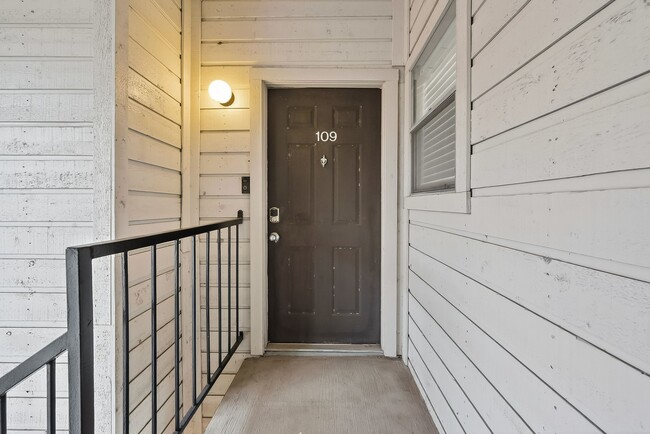 Building Photo - 4041 Drake St