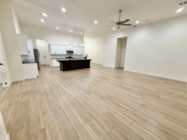 Building Photo - Beautiful 3 Bed Home!