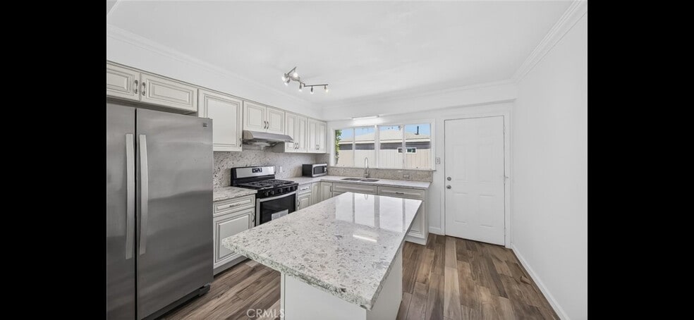 Building Photo - 637 W Fernfield Dr