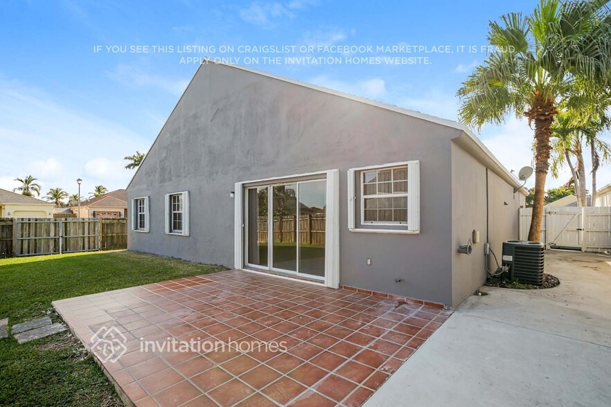 Building Photo - 15411 SW 144th Ave