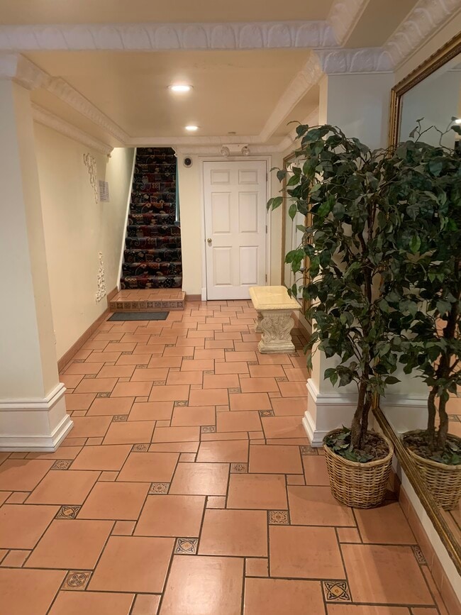 Building Photo - 160 Mallorca Way