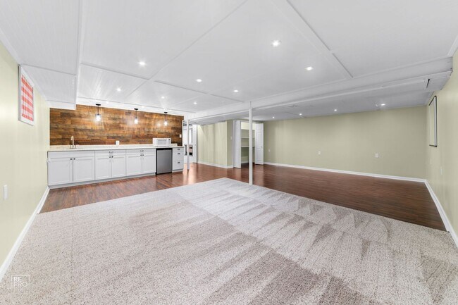 Building Photo - Gorgeous 3 Bedroom 2 Bath with FULL FINISHED BASEMENT in MUNDELEIN!