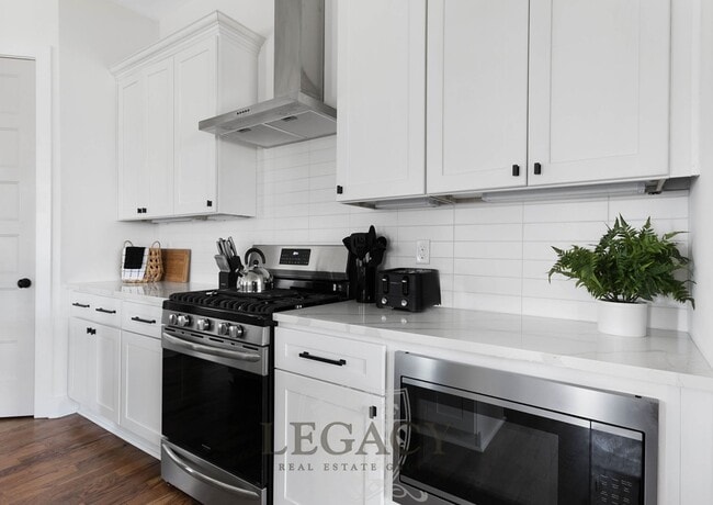 Building Photo - 2027 Rosemary Ln