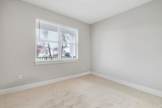 Building Photo - 6545 Cloverdale Ave