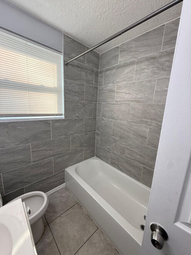 Building Photo - 1024/1026 W 8th St.