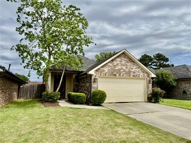 Building Photo - For Lease in Gated Cypress Place! Like-New...