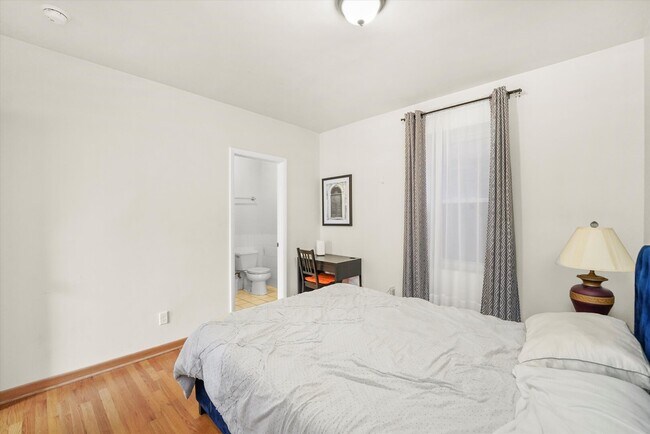 Building Photo - 624 S Oakley Blvd