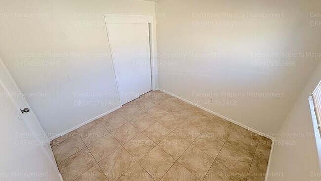 Building Photo - 2 bedroom 1.5 bathroom townhome near shopping centers and hospital! Located in the 93305 zip code...