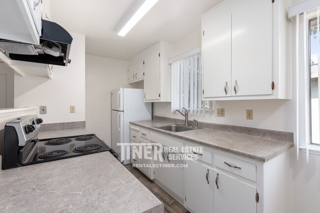 Building Photo - 10799 Coloma Rd