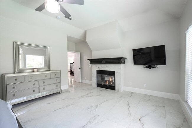 Building Photo - 2029 Primrose Dr