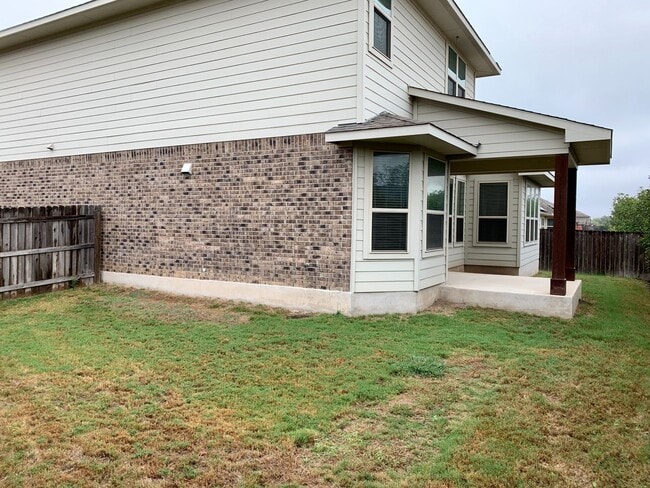 Building Photo - Beautiful 4 bedroom, 2.5 bathroom home in ...