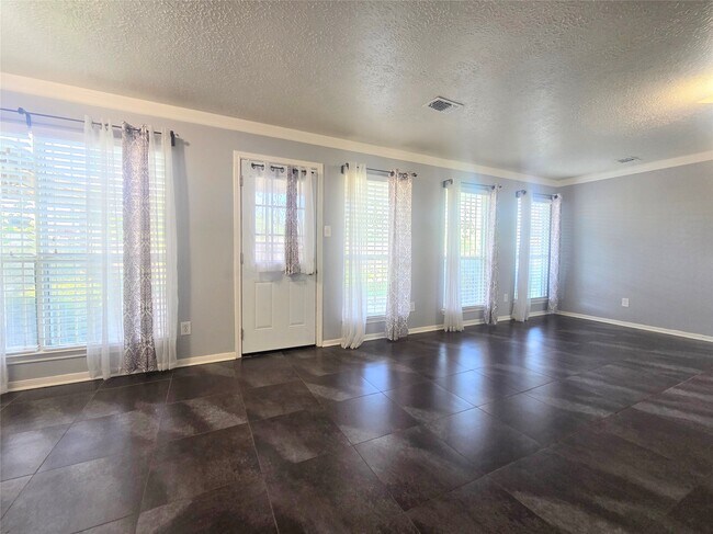Building Photo - 16102 Mission Village Dr