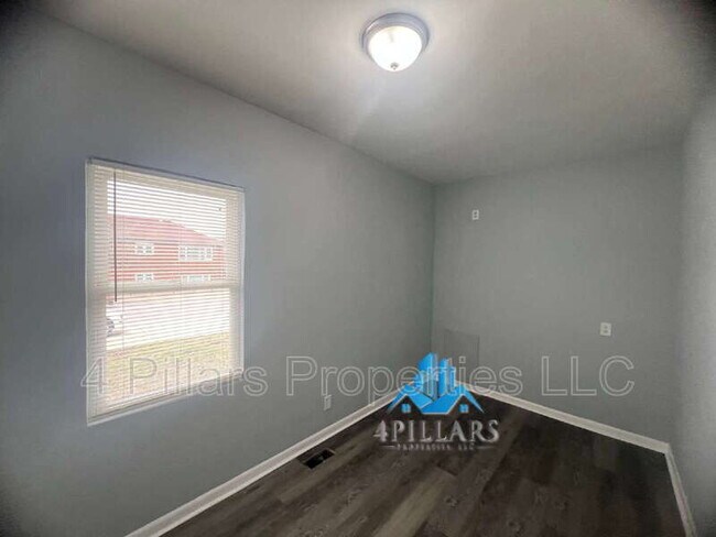 Building Photo - 3904 Deodar St