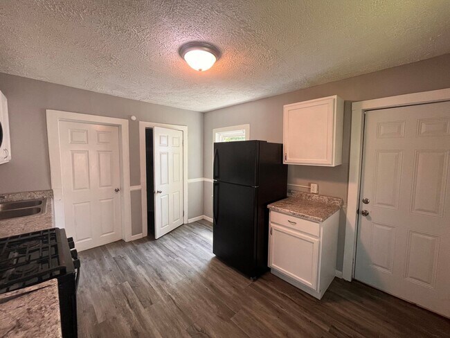 Building Photo - 2 bedroom 1 bath home in Rock Island