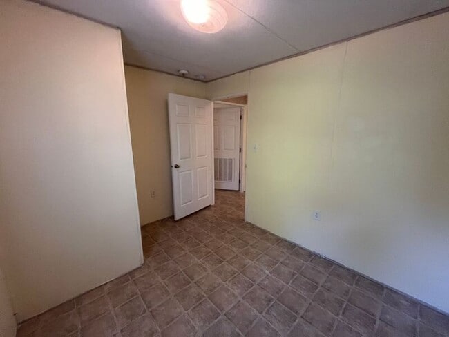 Building Photo - 141 Genes Ln