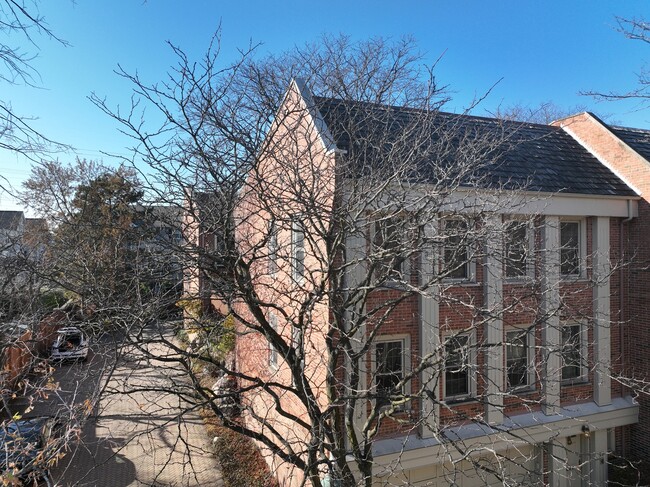 Building Photo - 19 Landmark St