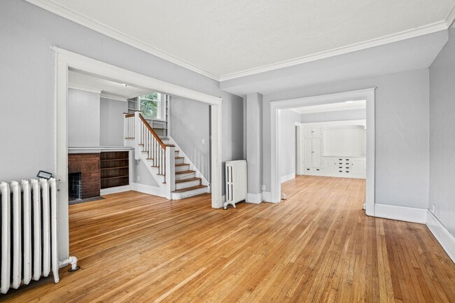 Building Photo - 2118 E Linnwood Ave