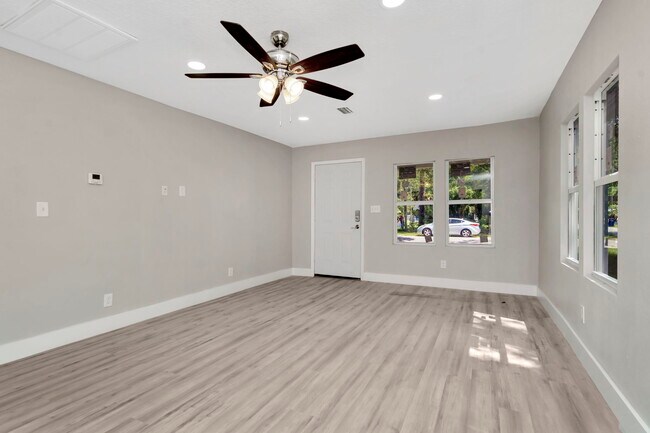 Building Photo - 1617 E Linden Ave